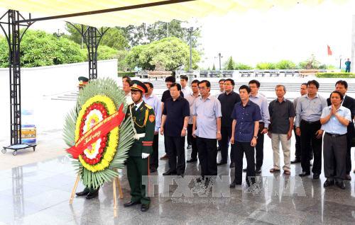 Phó Thủ tướng Trịnh Đình Dũng dâng hương tại các Nghĩa trang Liệt sĩ ở Quảng Trị
